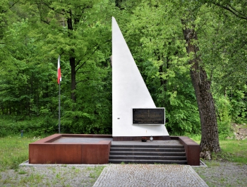 Pomnik upamiętniający stracenie przez hitlerowców 11 Polaków w 1943 r., którzy za cenę własnego życia odkupili wolność pozostałych.