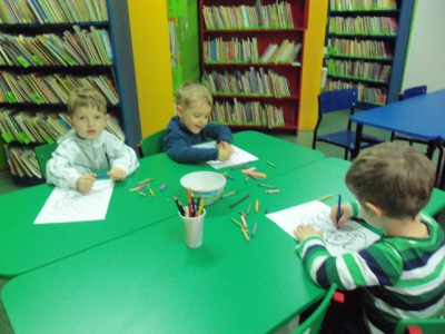 Przedszkolaczki w bibliotece - zdjęcie3