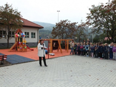 Mamy plac zabaw przy Szkole Podstawowej w Węgierskiej Górce - zdjęcie3