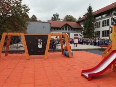 Mamy plac zabaw przy Szkole Podstawowej w Węgierskiej Górce - zdjęcie9