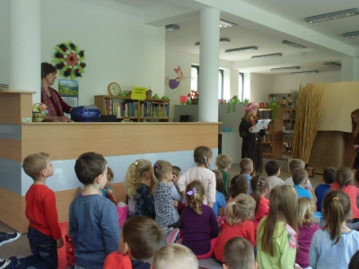 Przedstawienie w bibliotece w Żabnicy. - zdjęcie2