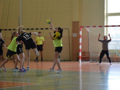 Sukces TS Metal Węgierska Górka w turnieju  Podbeskidzkiej Ligi Amatorskiej Piłki Ręcznej Dziewcząt - zdjęcie18