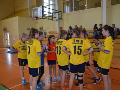 Sukces TS Metal Węgierska Górka w turnieju  Podbeskidzkiej Ligi Amatorskiej Piłki Ręcznej Dziewcząt - zdjęcie8