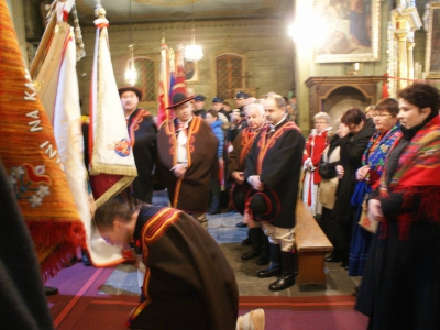 Uroczystość poświęcenia Sztandaru Górali w Kościele pw. Św. Katarzyny w Cięcinie - 25.11.2015 r. - zdjęcie6