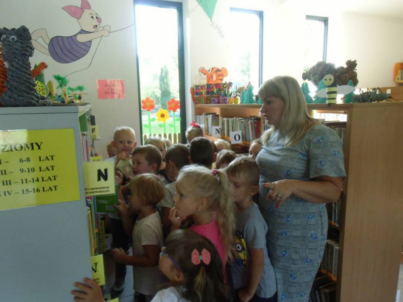 Przedszkolaki z wizytą w bibliotece.