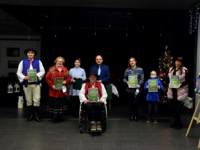 Na zdjęciu znajdują się wszyscy laureaci konkursu wraz z Panem Wójtem i Panią Dyrektor Ośrodka Promocji Gminy Węgierska Górka