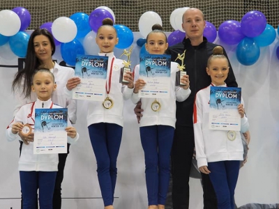 Zawodniczki KS Spartak pozujące do zdjęcia z medalami