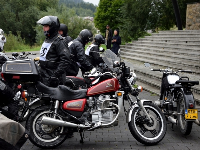 Na zdjęciu zabytkowe motocykle oraz ich właściciele