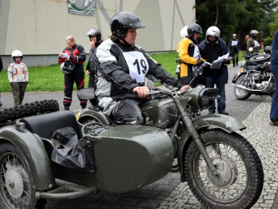 Zawodnik z numerem 19 na starym motocyklu. Czeka na swój start w zawodach