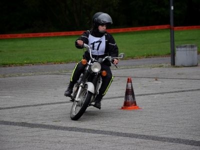 Zawodniczka z numerem 17 pokonująca tor przeszkód na motocyklu marki simson