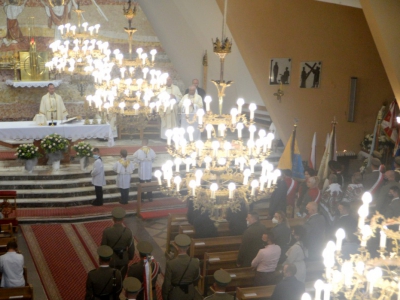 Żołnierze Straży Granicznej podczas przemarszu przez Kościół.
