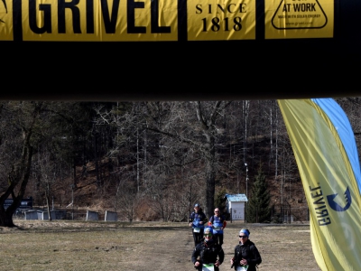 Na zdjęciu czterech zawodników przybiegających do mety.