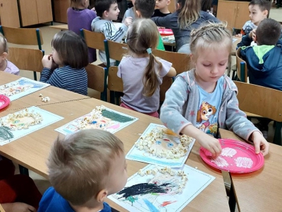 Przedszkolaki w bibliotece w Ciścu - popcornowe fryzury! - zdjęcie20