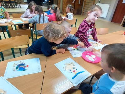 Przedszkolaki w bibliotece w Ciścu - popcornowe fryzury! - zdjęcie18