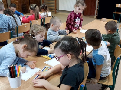 Przedszkolaki w bibliotece w Ciścu - popcornowe fryzury! - zdjęcie21