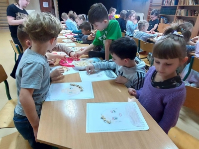 Przedszkolaki w bibliotece w Ciścu - popcornowe fryzury! - zdjęcie8