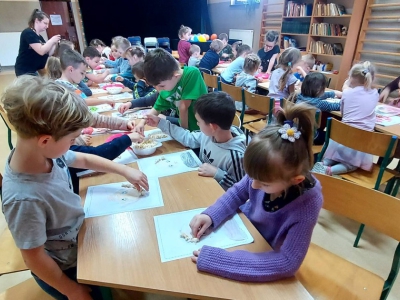 Przedszkolaki w bibliotece w Ciścu - popcornowe fryzury! - zdjęcie9