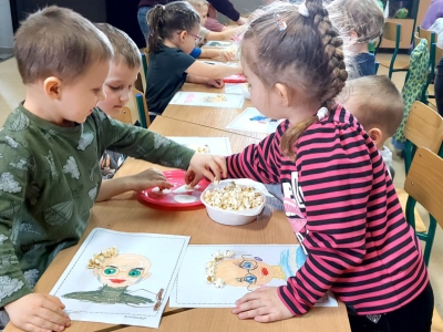 Przedszkolaki w bibliotece w Ciścu - popcornowe fryzury! - zdjęcie6