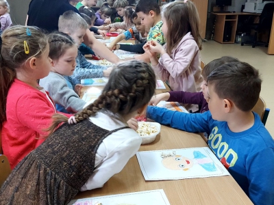 Przedszkolaki w bibliotece w Ciścu - popcornowe fryzury! - zdjęcie3