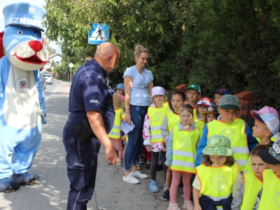 Pan policjant wraz ze swoim pomocnikiem – psem Sznupkiem w Przedszkolu nr 1 w Ciścu - zdjęcie10