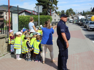 Pan policjant wraz ze swoim pomocnikiem – psem Sznupkiem w Przedszkolu nr 1 w Ciścu - zdjęcie5