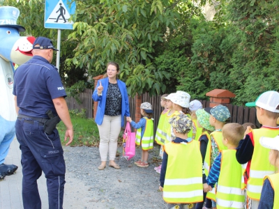 Pan policjant wraz ze swoim pomocnikiem – psem Sznupkiem w Przedszkolu nr 1 w Ciścu - zdjęcie1